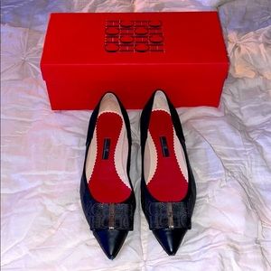 Carolina Herrera Flats.